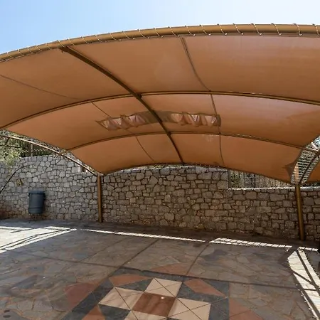 Amfitrion Гитион